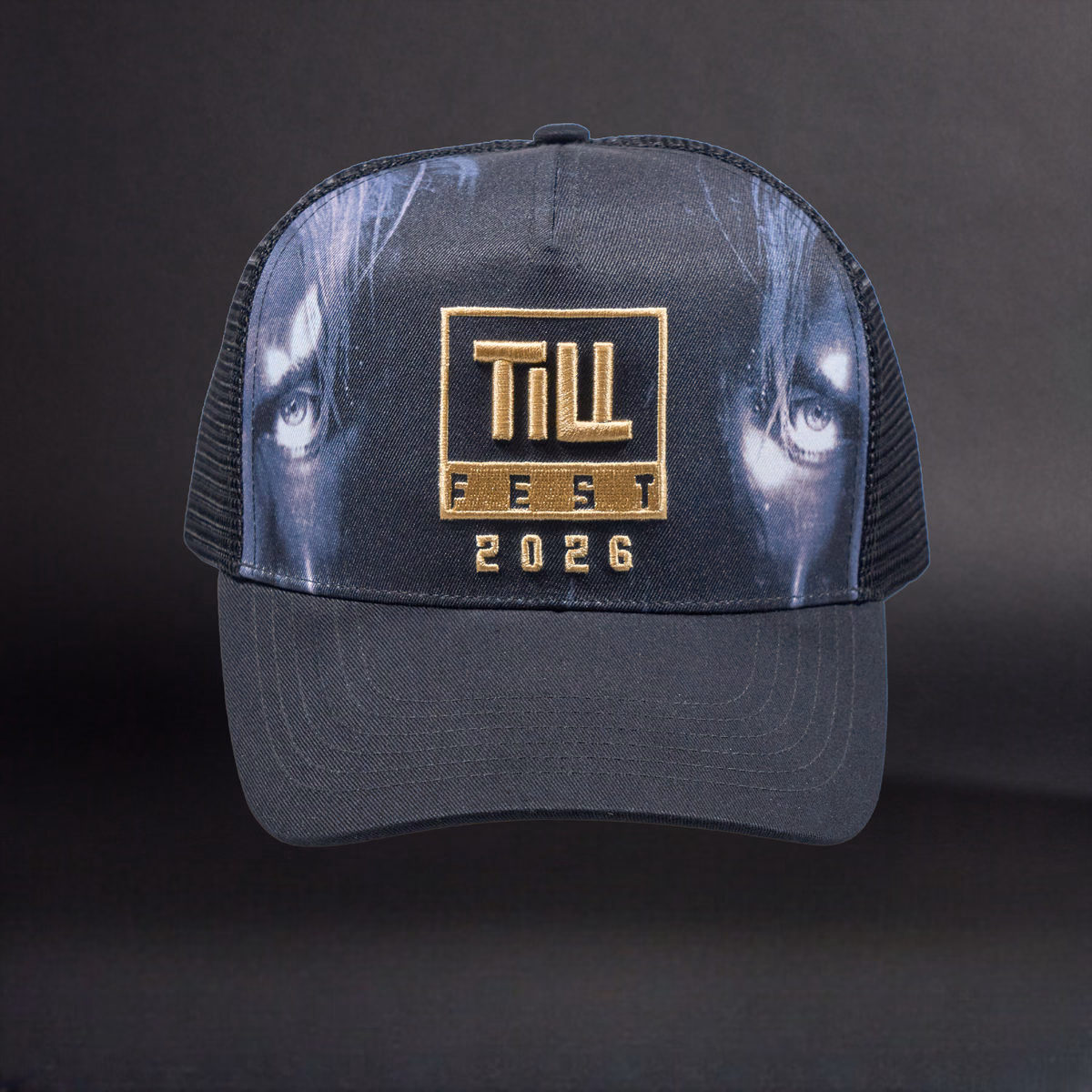 Till Lindemann Trucker Cap "Till Fest 2026" – Official Festival Mesh Cap Till Lindemann Till Fest 2026 trucker cap featuring exclusive festival artwork, breathable mesh back panels, and an adjustable snapback closure.
